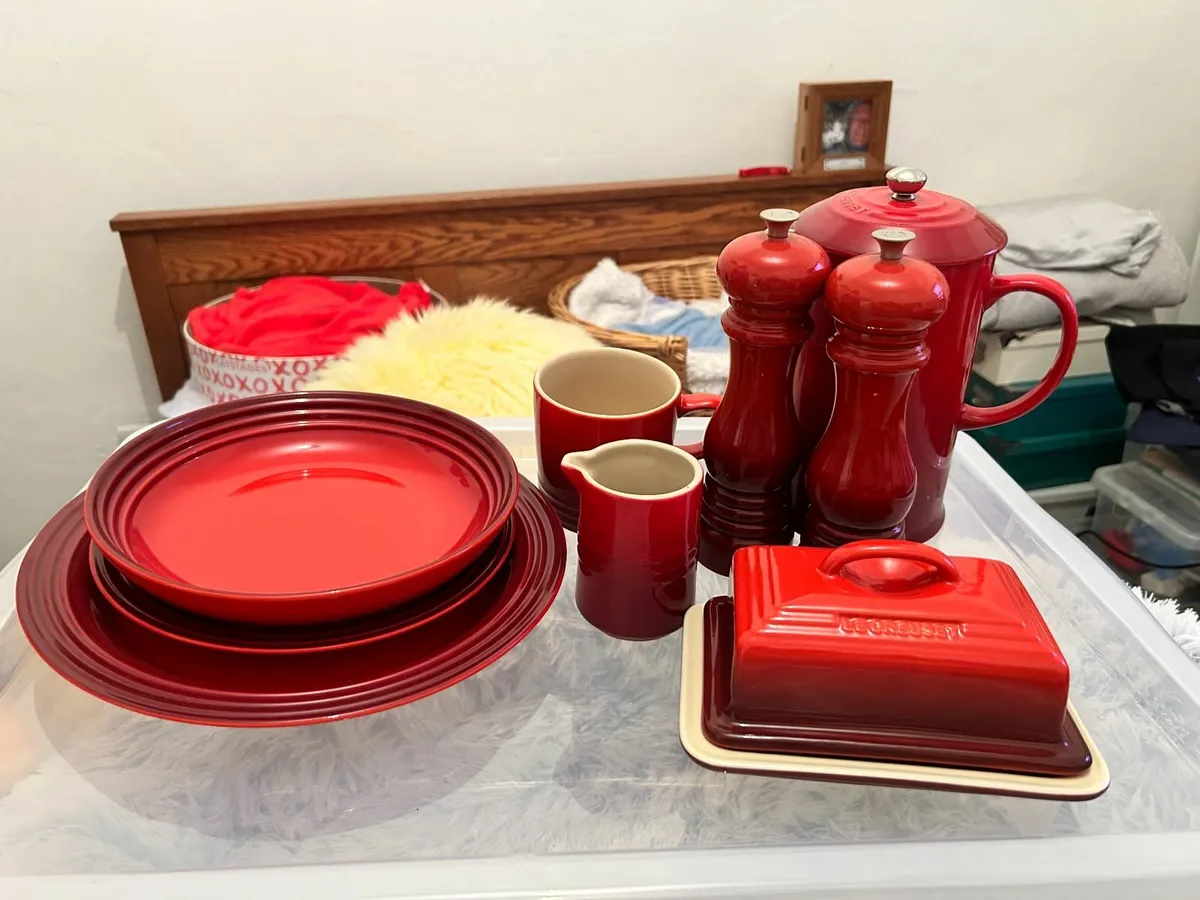 Le Creuset Stoneware Dinner Set for 8 people