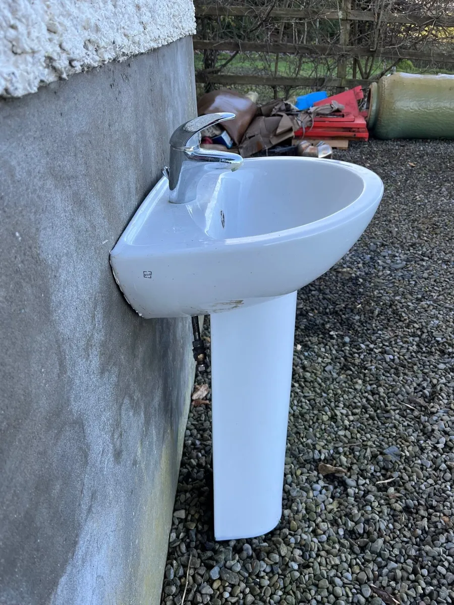 Bathroom sink - Image 1