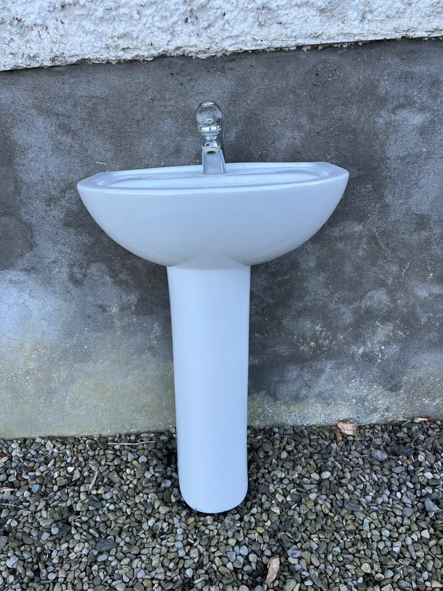 Bathroom sink - Image 3