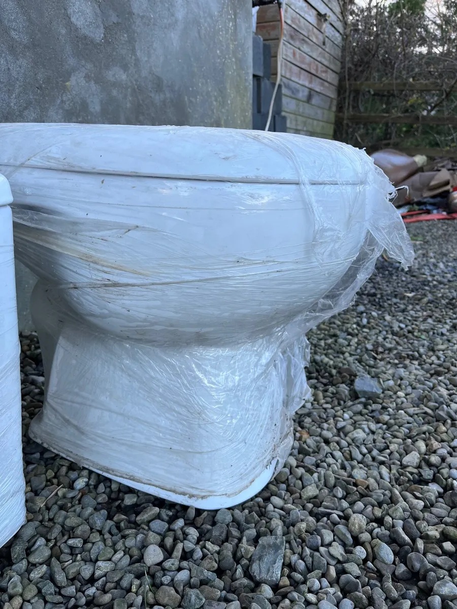 Toilet & cistern set - Image 1