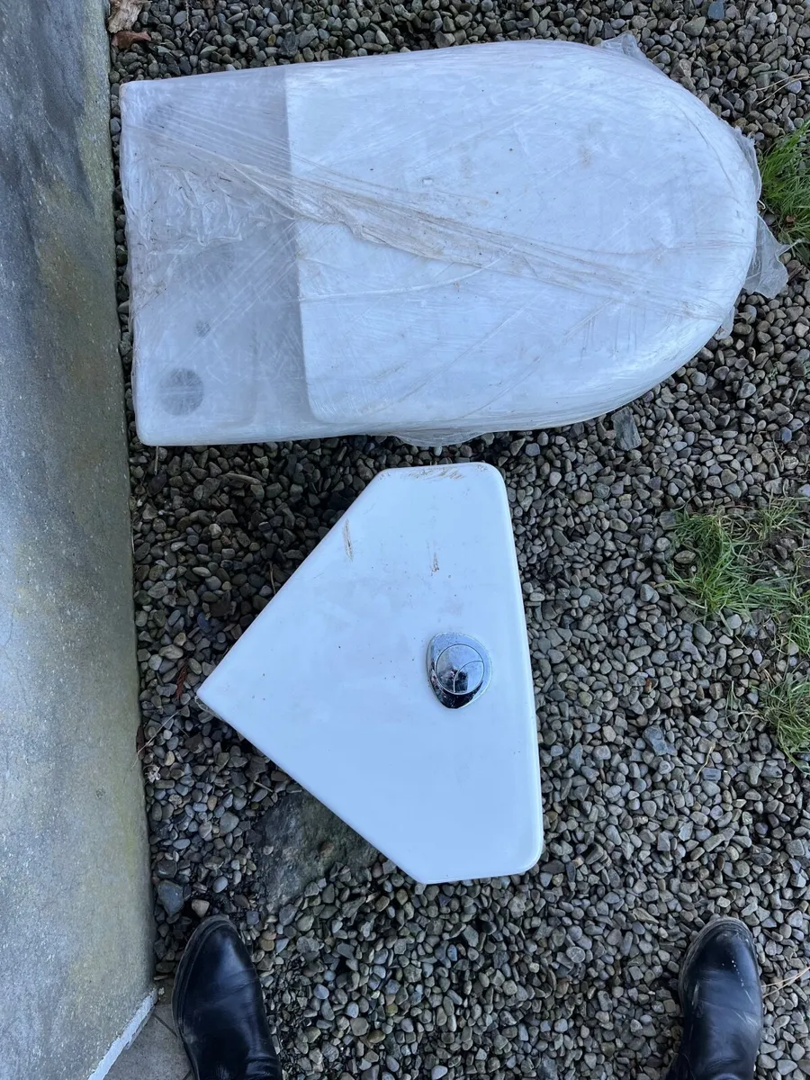 Toilet & cistern set - Image 2