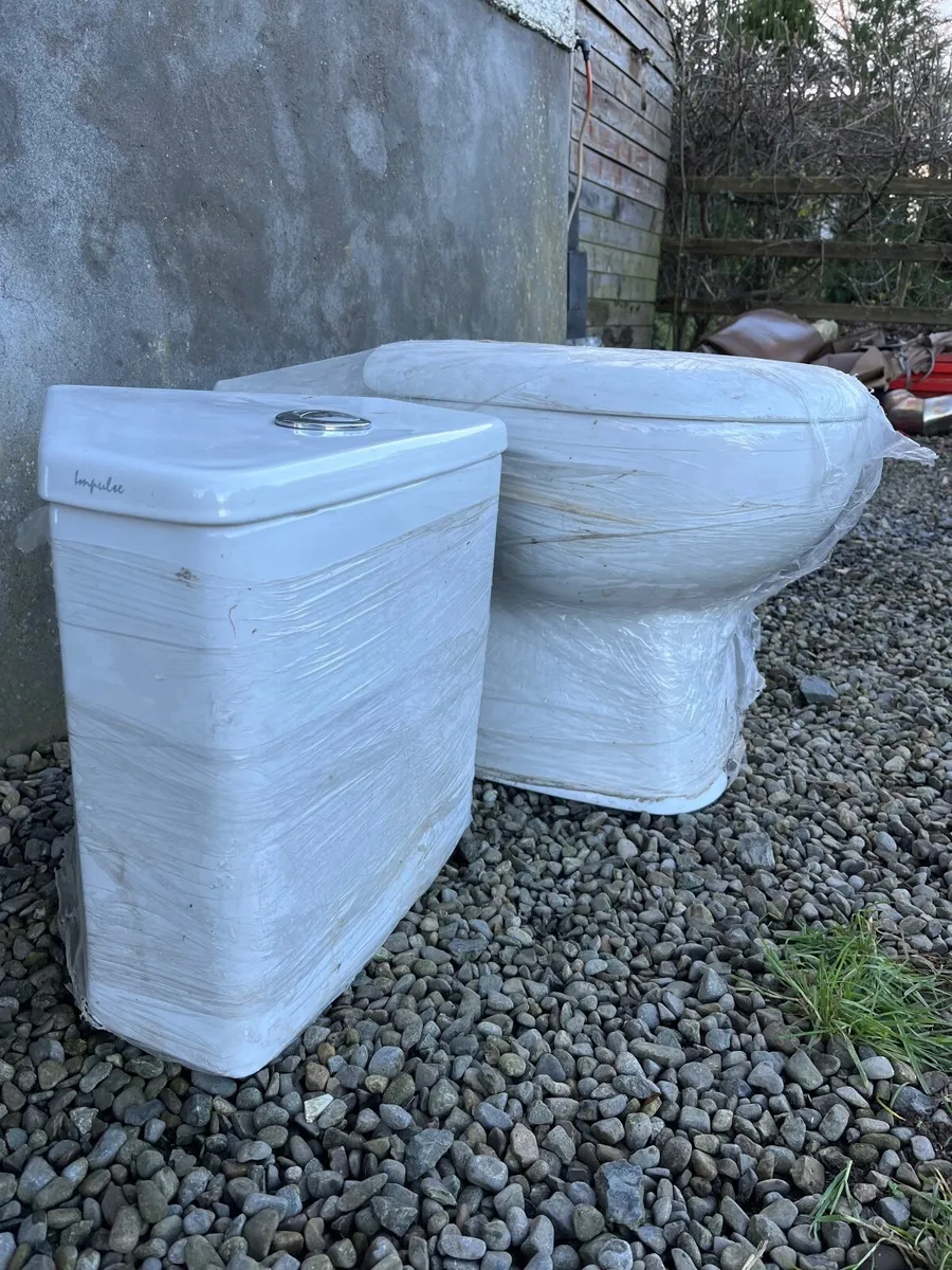 Toilet & cistern set - Image 3