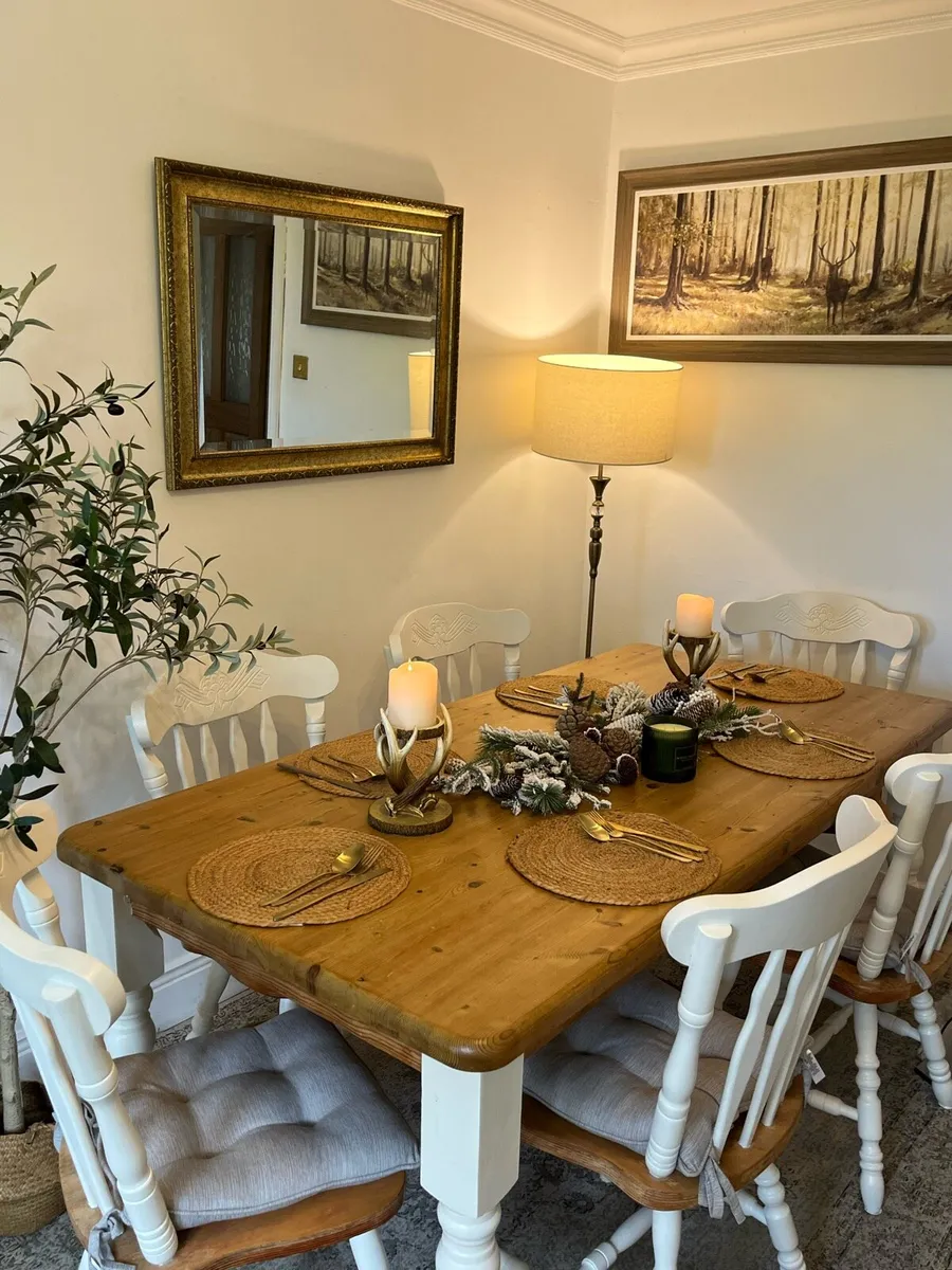 Table and chairs - Image 1