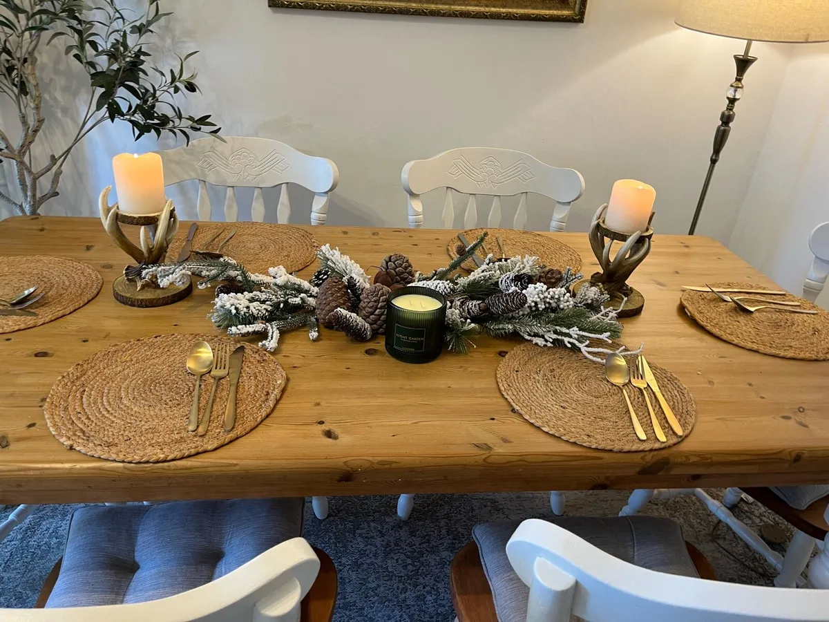 Table and chairs - Image 3