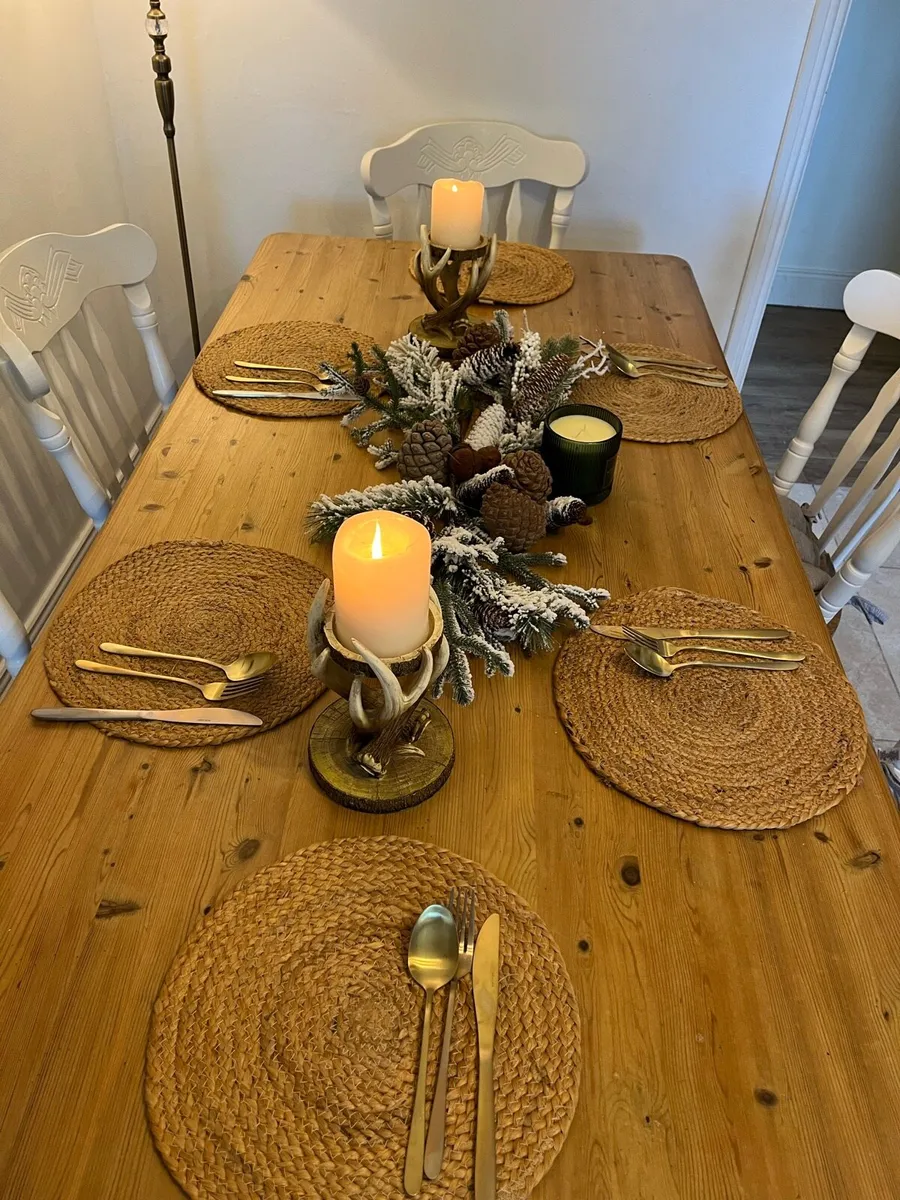 Table and chairs - Image 4