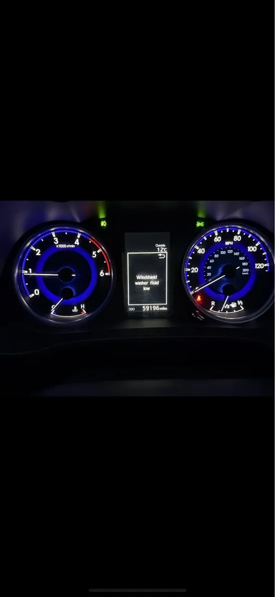 Toyota Hilux invincible - Image 4