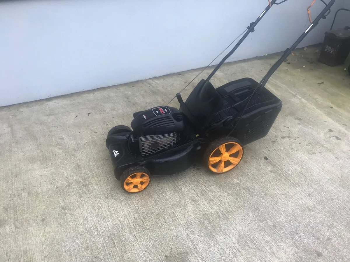 Briggs and stration Self drive lawnmower - Image 3