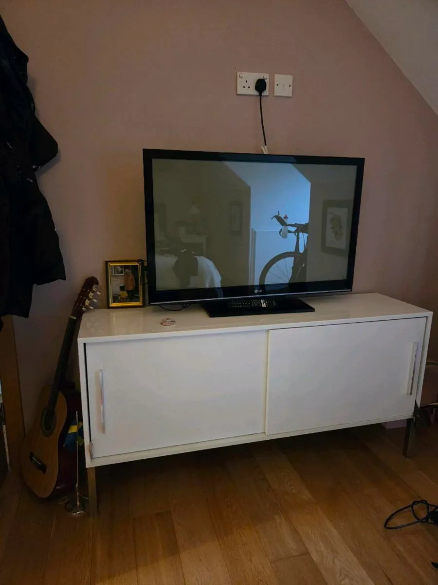 Side board - Image 1