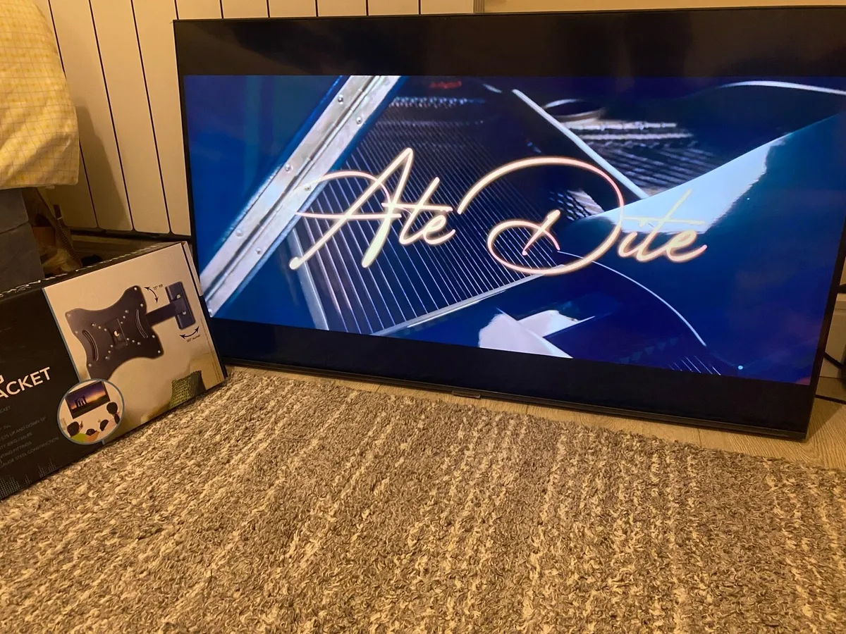 Samsung smart Tv 4K 43 inch, It comes with - Image 3