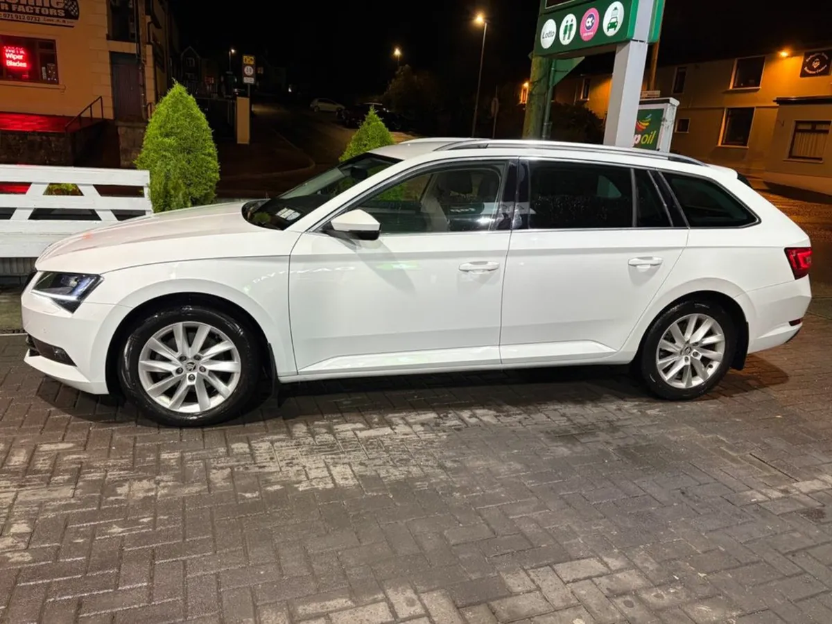 Skoda Superb 2.0 TDI 150 Style Estate 160Km - Image 4