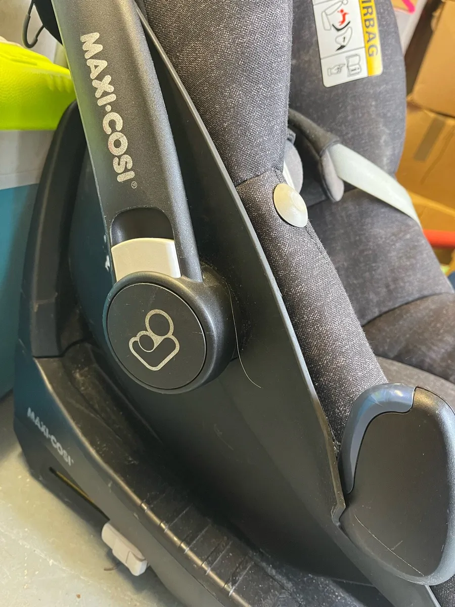 Maxi cosi car seat with newborn insert - Image 2