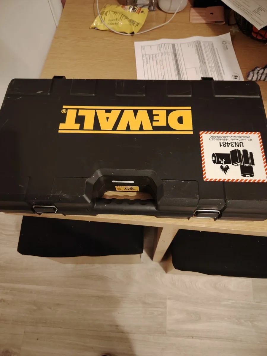 18v cordless grease gun with battery and charger - Image 4