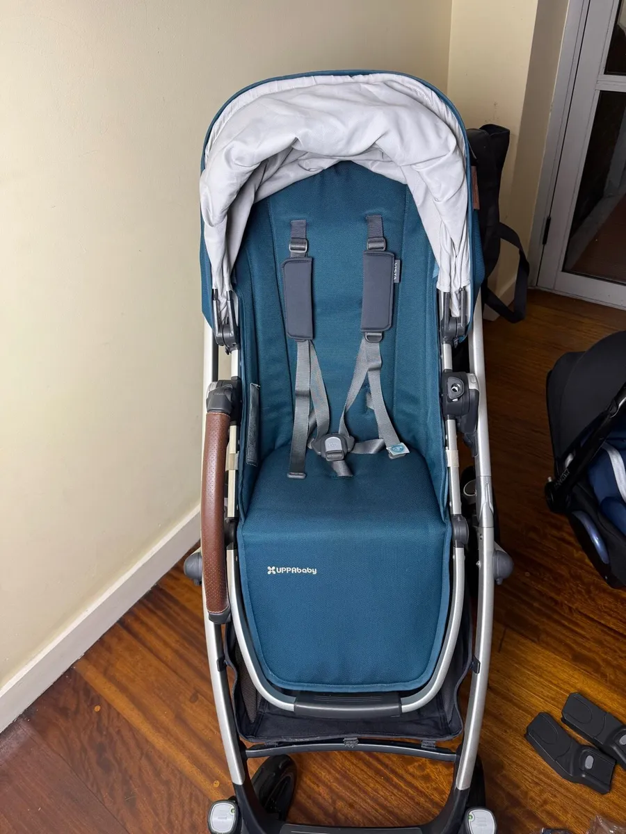 Like NEW Uppababy VistaV2 Finn car seat&isofix - Image 4