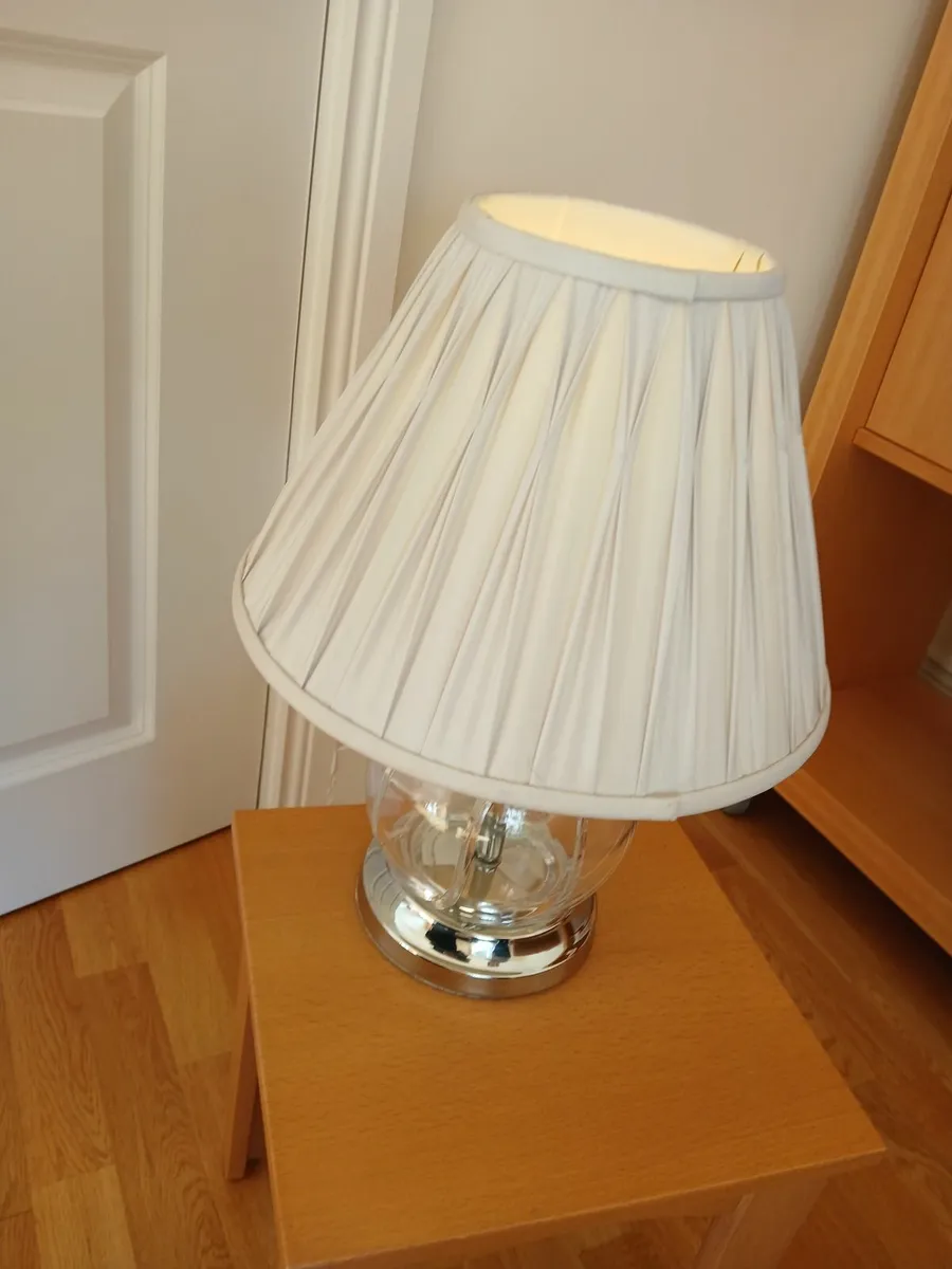 Table lamp - glass base & beige pleated lampshade - Image 1