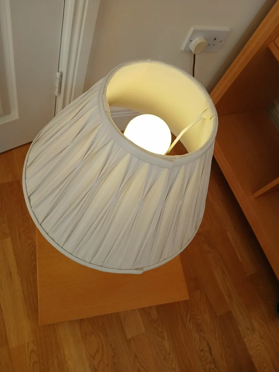 Table lamp - glass base & beige pleated lampshade - Image 2