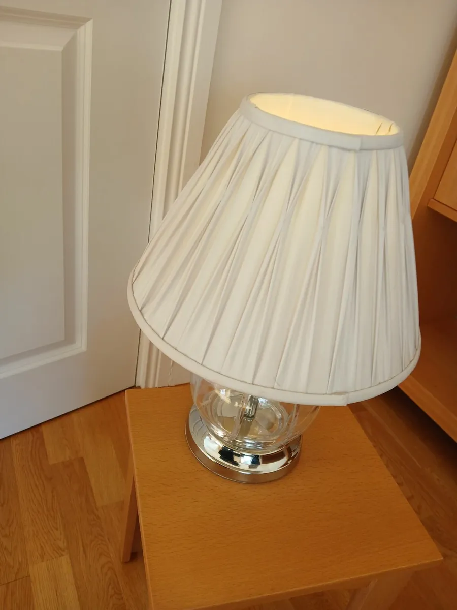 Table lamp - glass base & beige pleated lampshade - Image 3