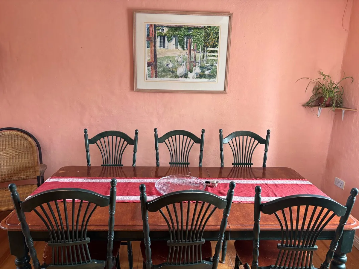 Table and chairs - Image 1