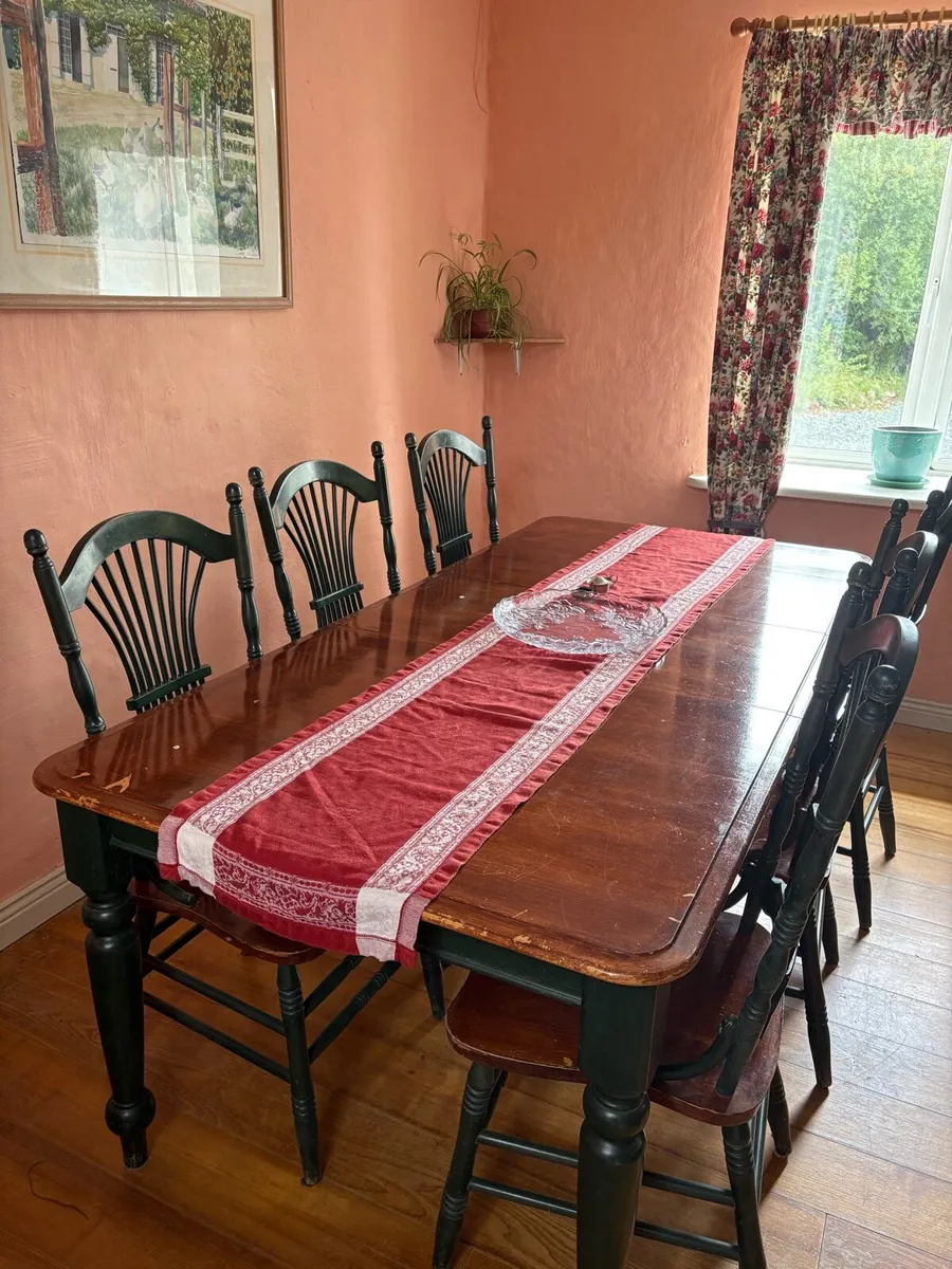 Table and chairs - Image 2