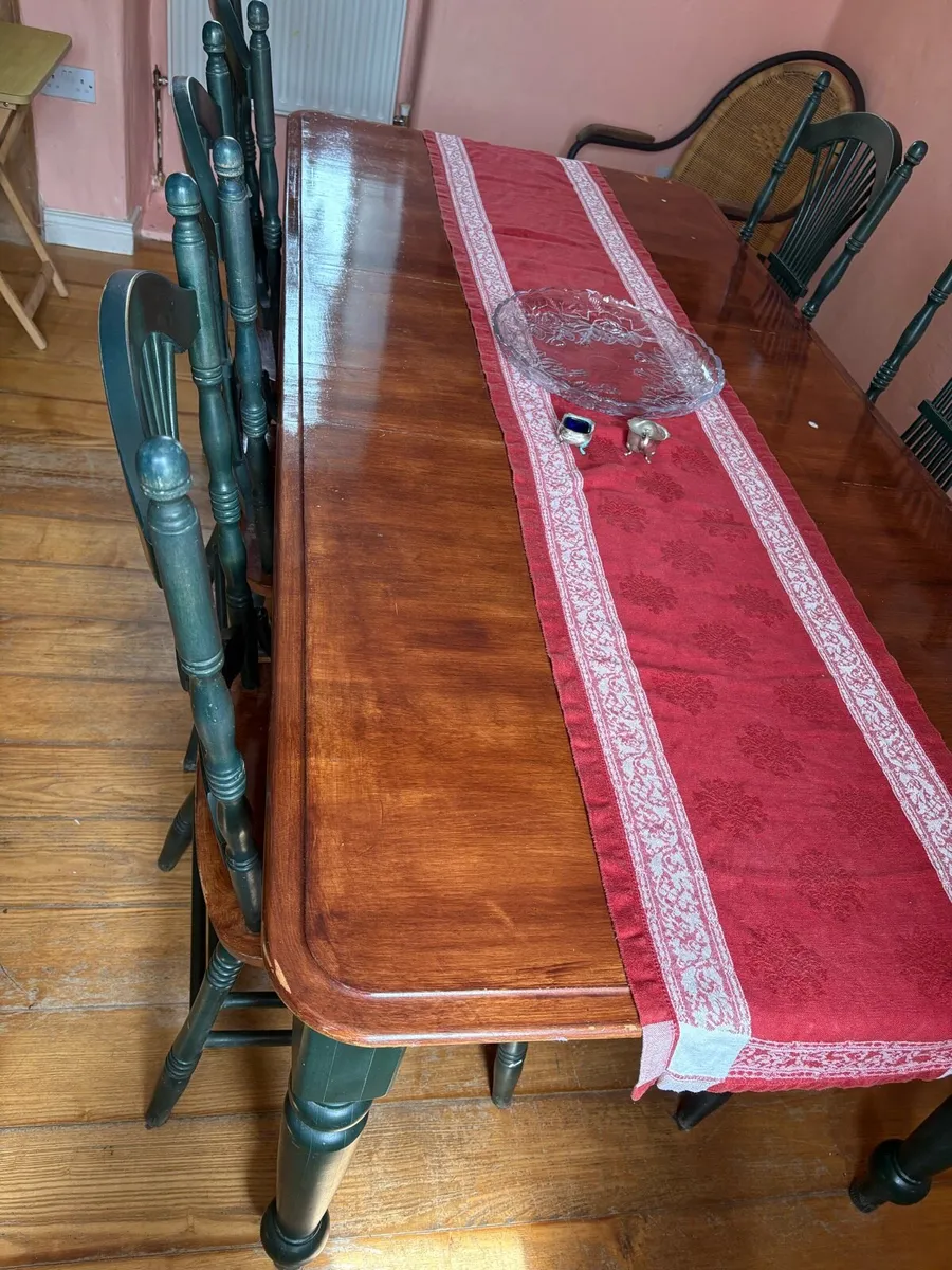 Table and chairs - Image 4