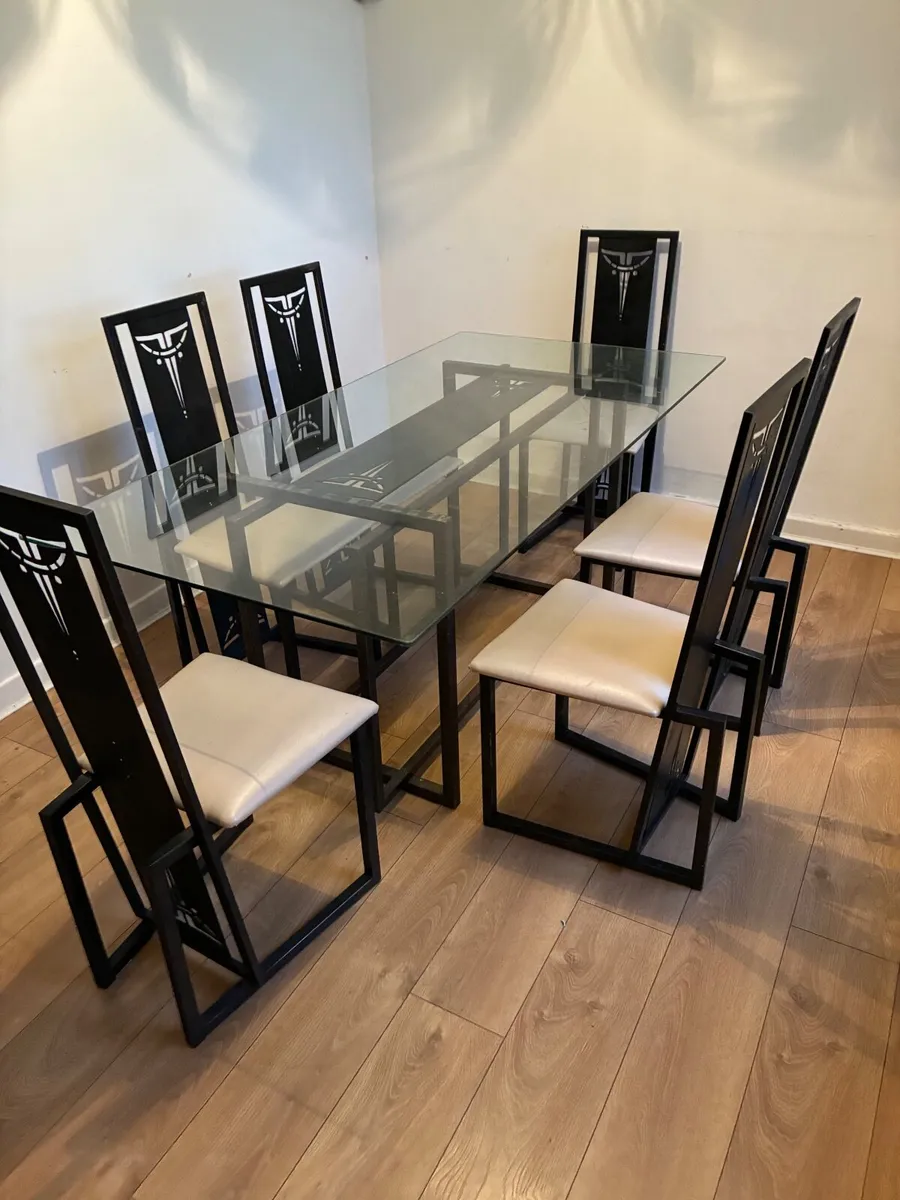 Table and chairs - Image 1