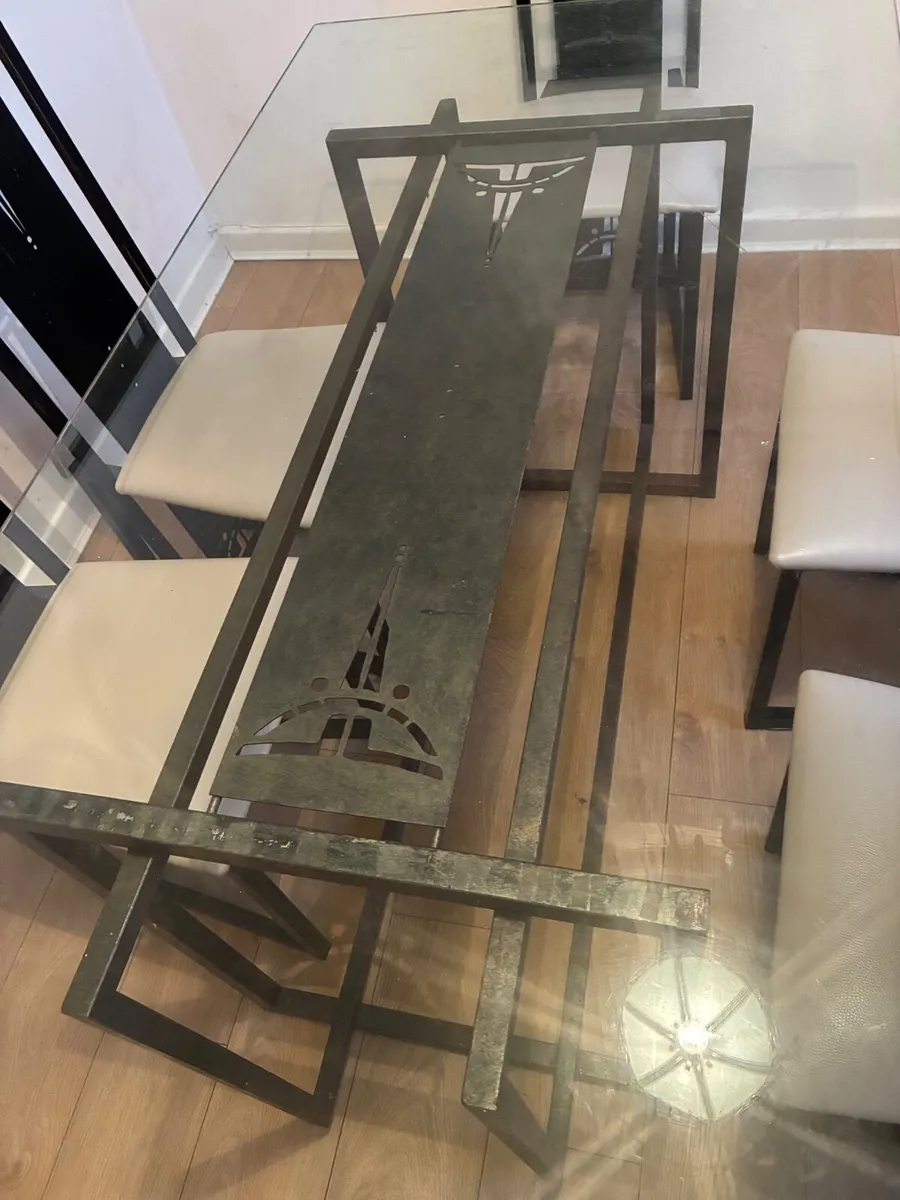 Table and chairs - Image 2