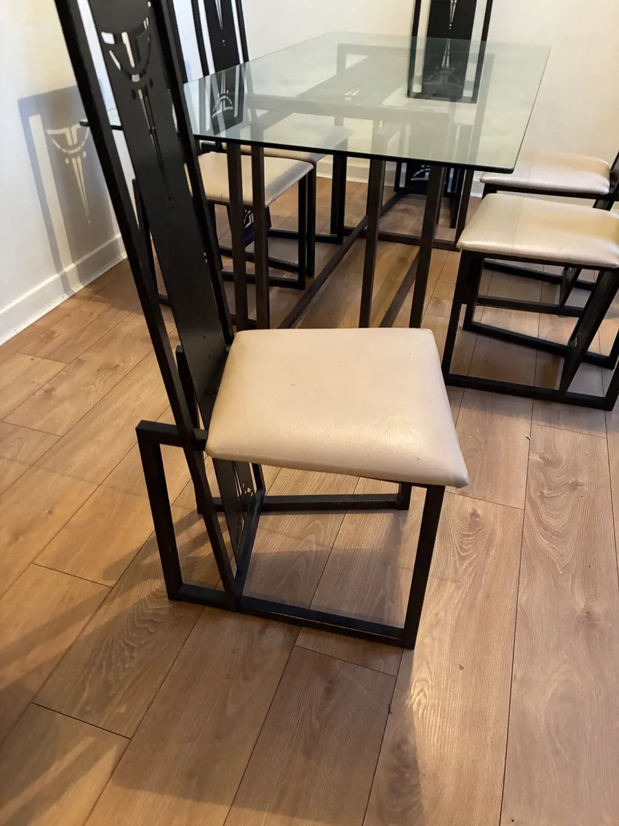 Table and chairs - Image 3