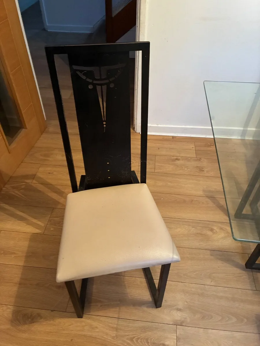 Table and chairs - Image 4