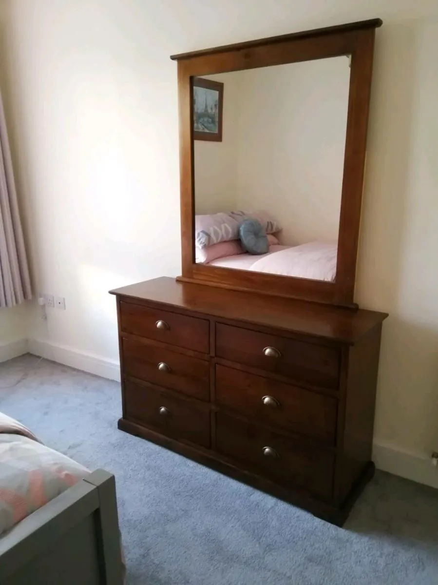 Stunning Chest of Drawers with Mirror.