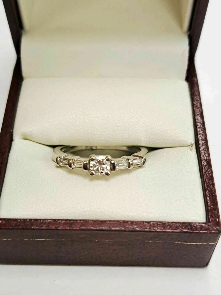 18K White Gold Diamond Ring 18CT - Image 1