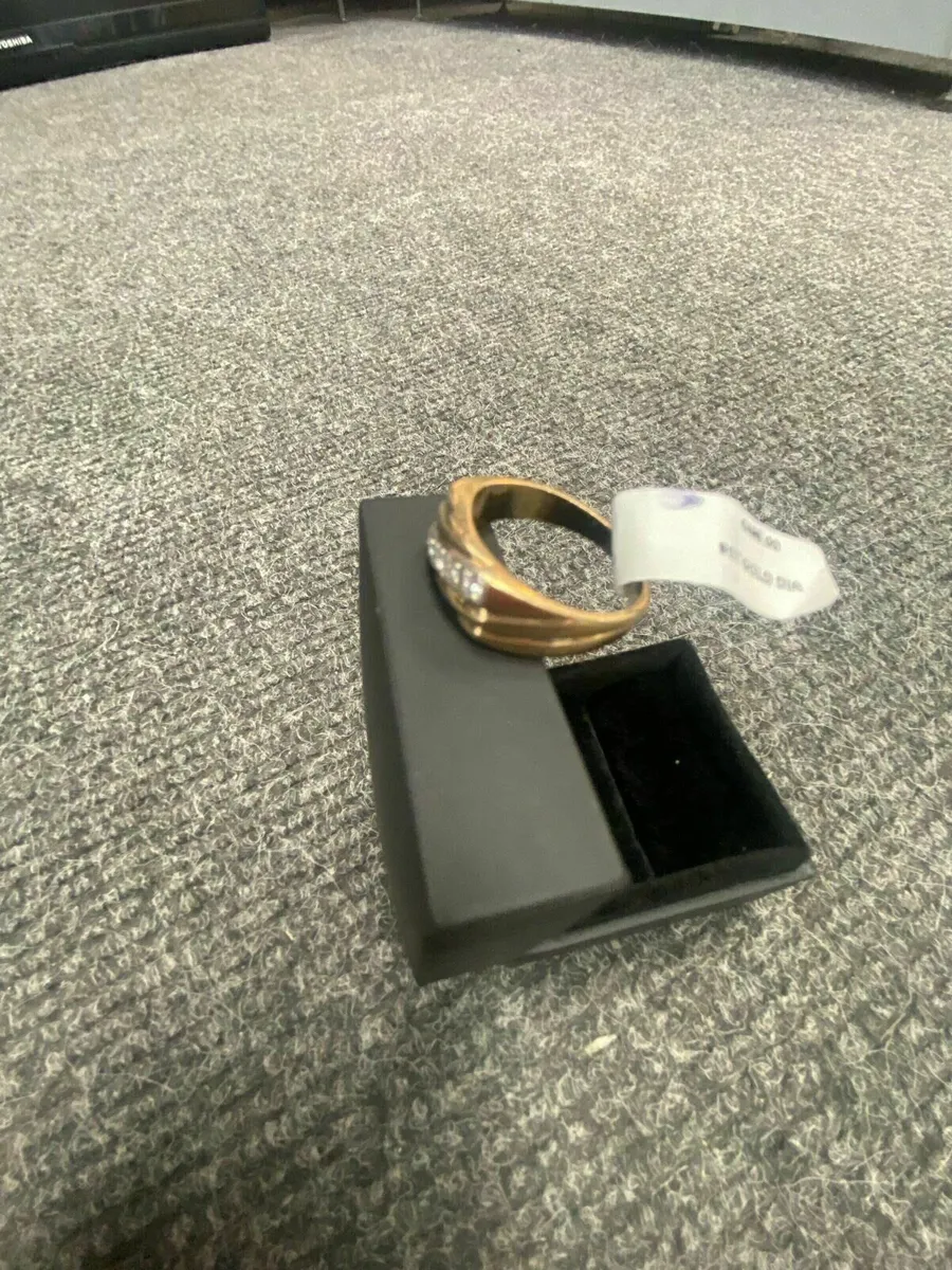 9ct Gold Ring w/ Diamonds 9k - Image 2