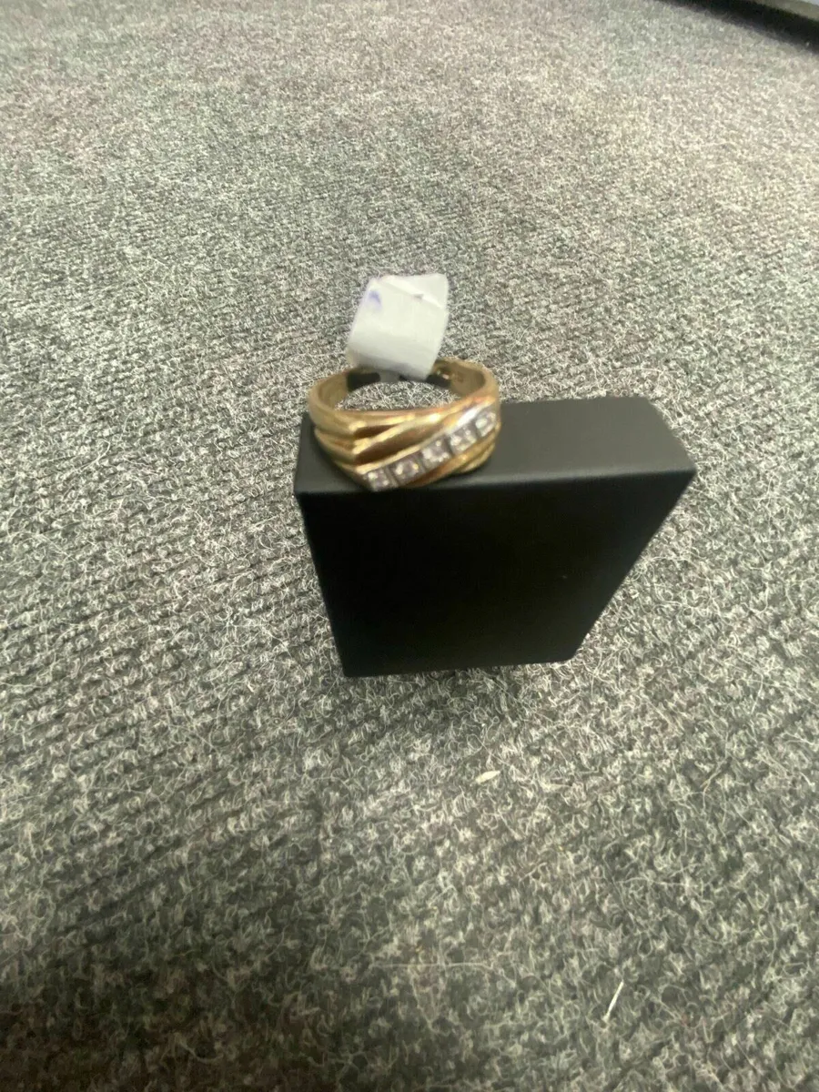9ct Gold Ring w/ Diamonds 9k - Image 1