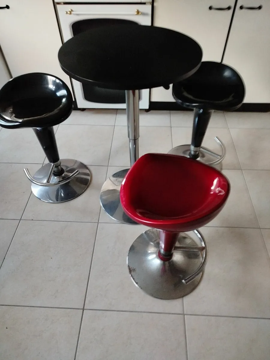 Breakfast Bar and Three stools - Image 1