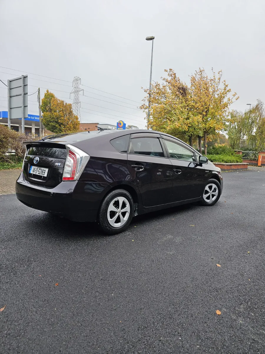 Toyota Prius 2014 Automatic Hybrid - Image 2