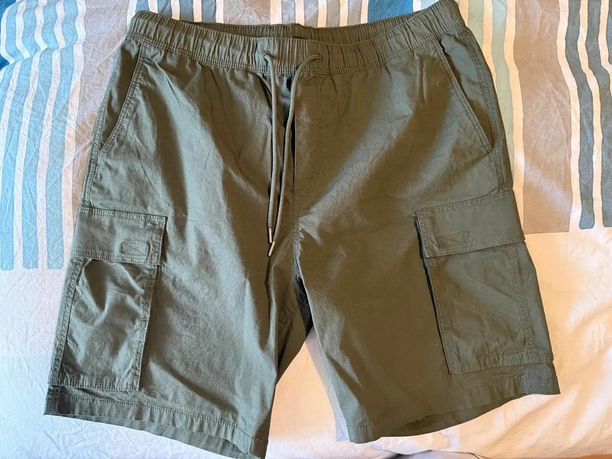 NEW H&M Regular Fit Cargo Shorts - Image 1