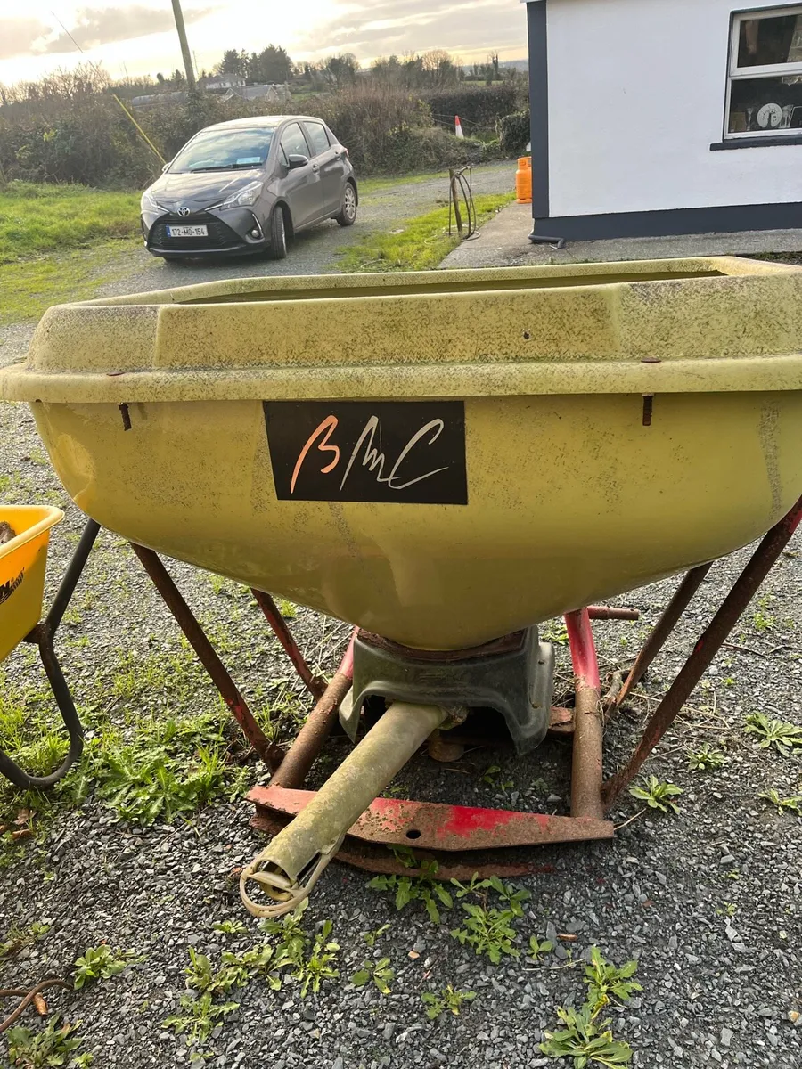 Fertilizer spreader - Image 1