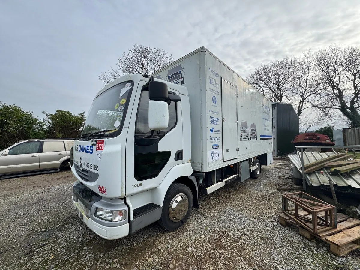 Renault service truck. Needs engine - Image 2