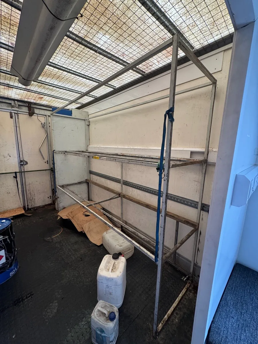 Renault service truck. Needs engine - Image 3