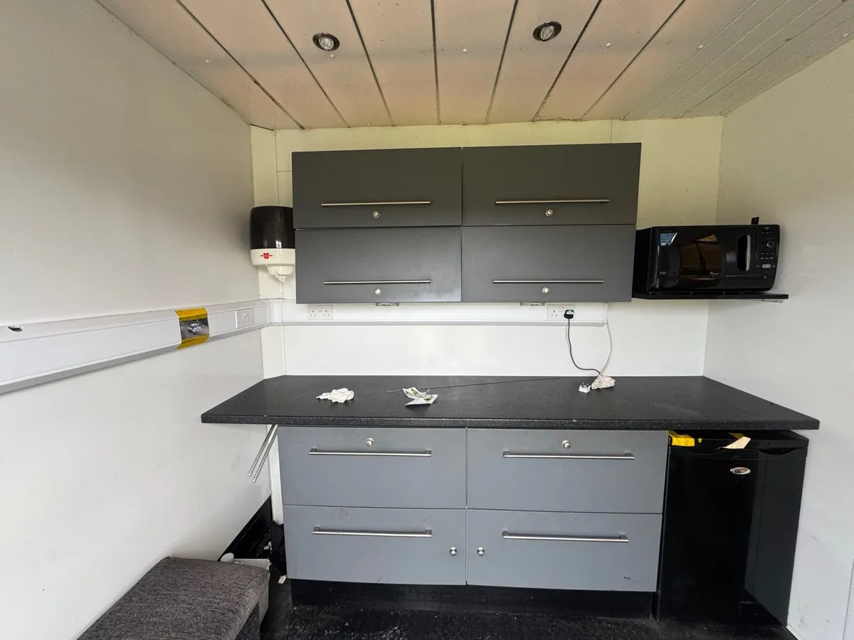 Renault service truck. Needs engine - Image 4