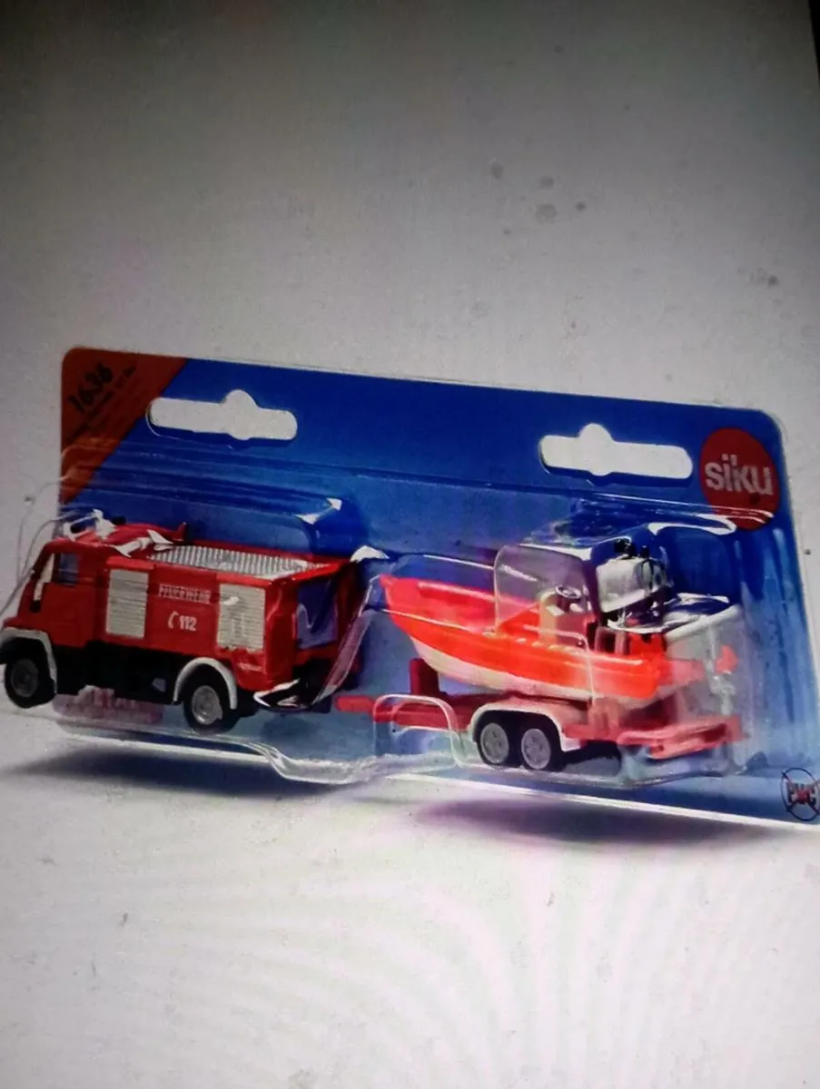 SIKU 1636 UNIMOG FIRE ENGINE WITH BOAT - Image 1
