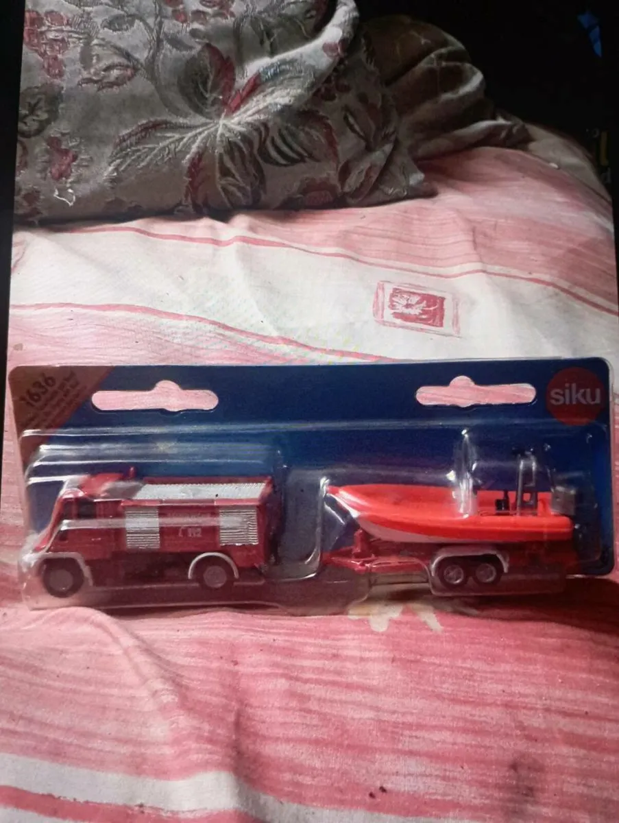 SIKU 1636 UNIMOG FIRE ENGINE WITH BOAT - Image 2