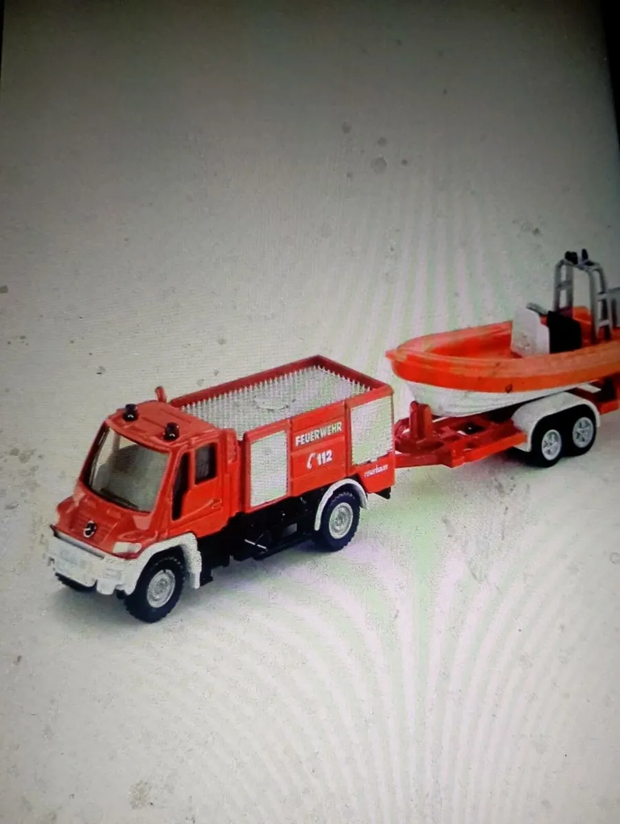 SIKU 1636 UNIMOG FIRE ENGINE WITH BOAT - Image 4
