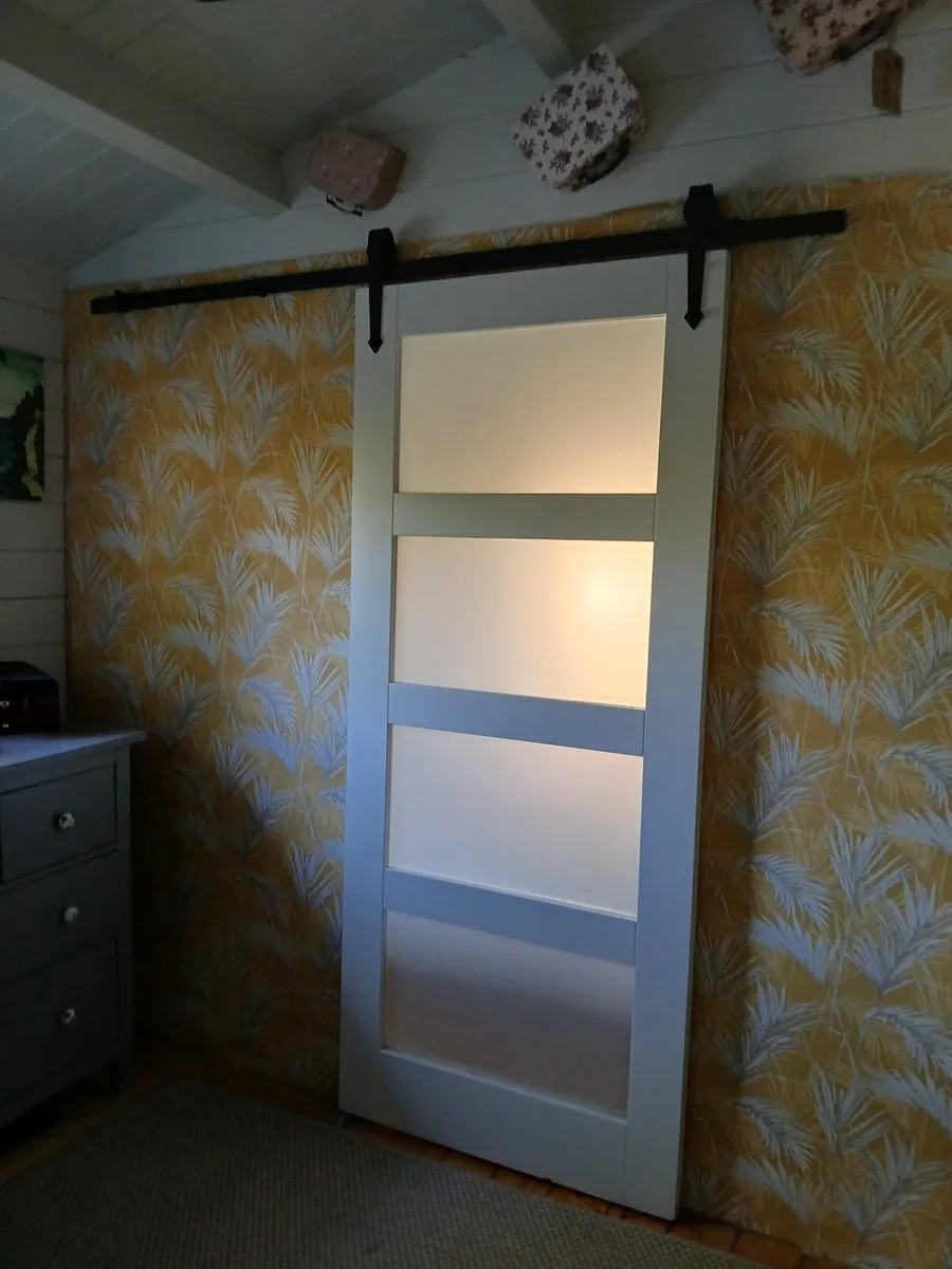 Sliding door rail and door - Image 2