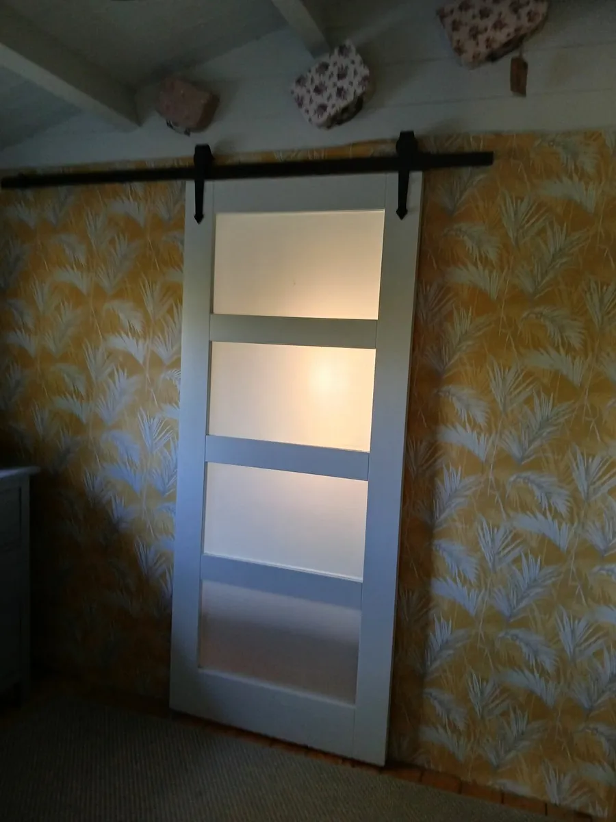 Sliding door rail and door - Image 3