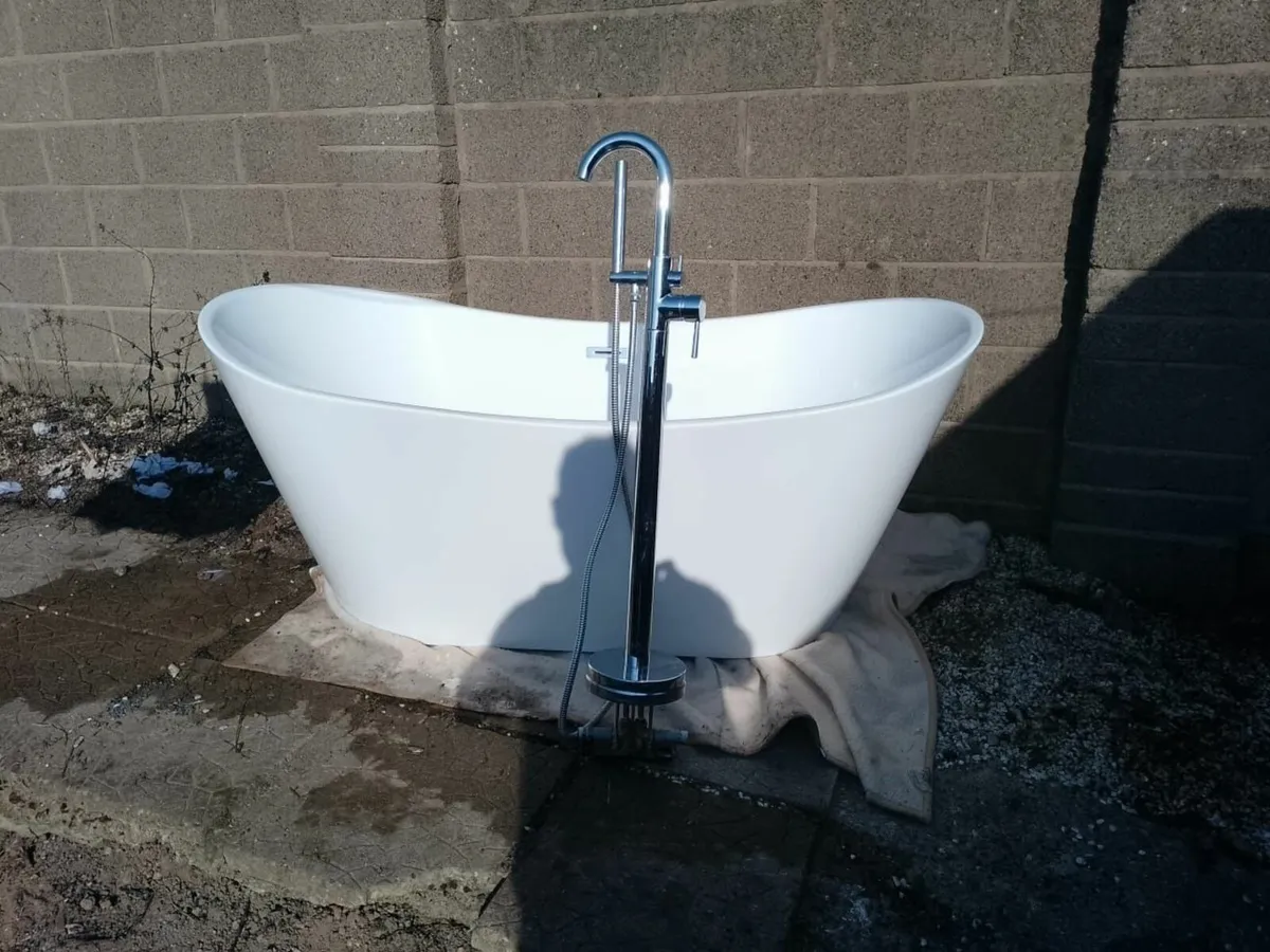 Bathtub and tap - Image 1