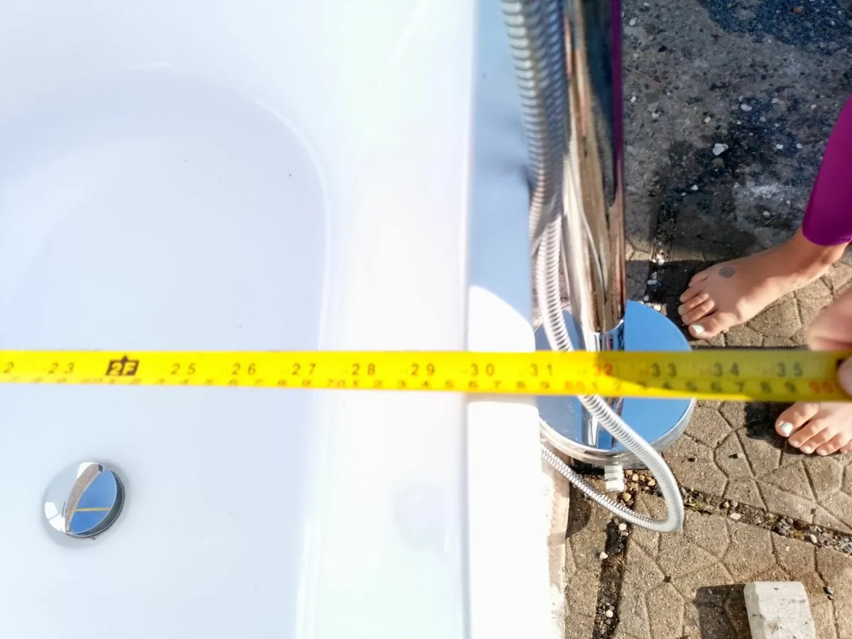 Bathtub and tap - Image 2