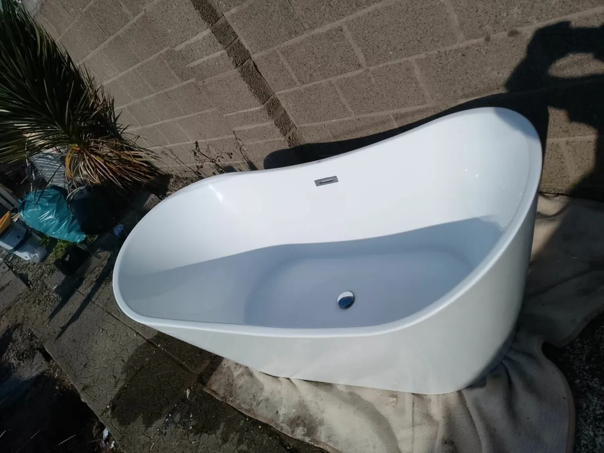 Bathtub and tap - Image 3