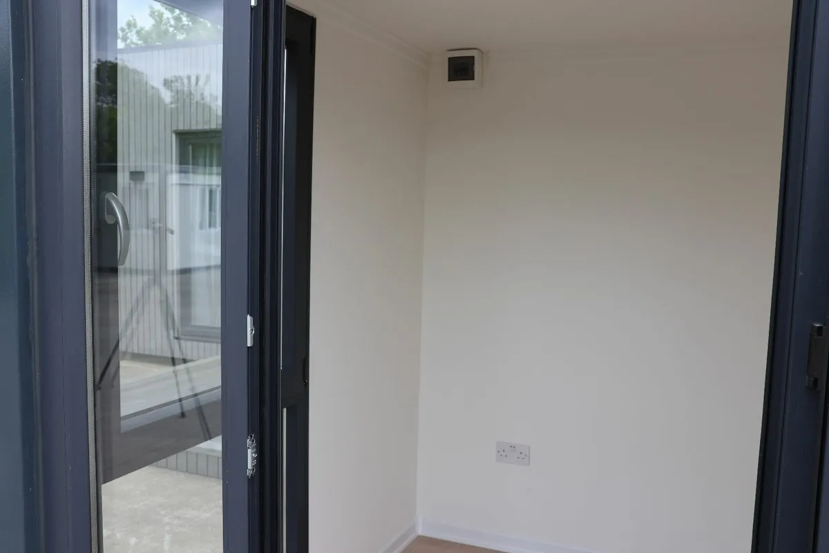 10ft x 7.5ft Home Office - Image 4