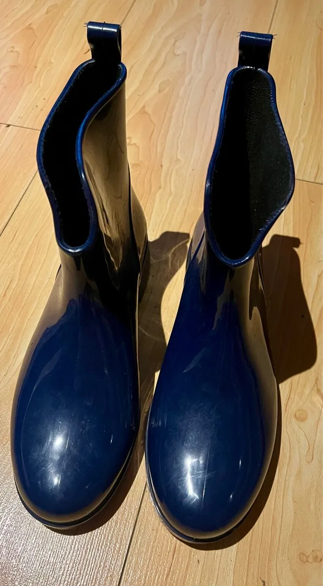 rain boots. - Image 3
