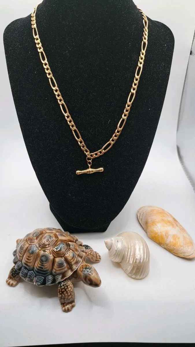 9ct gold yellow gold figaro chain T-bar - Image 1