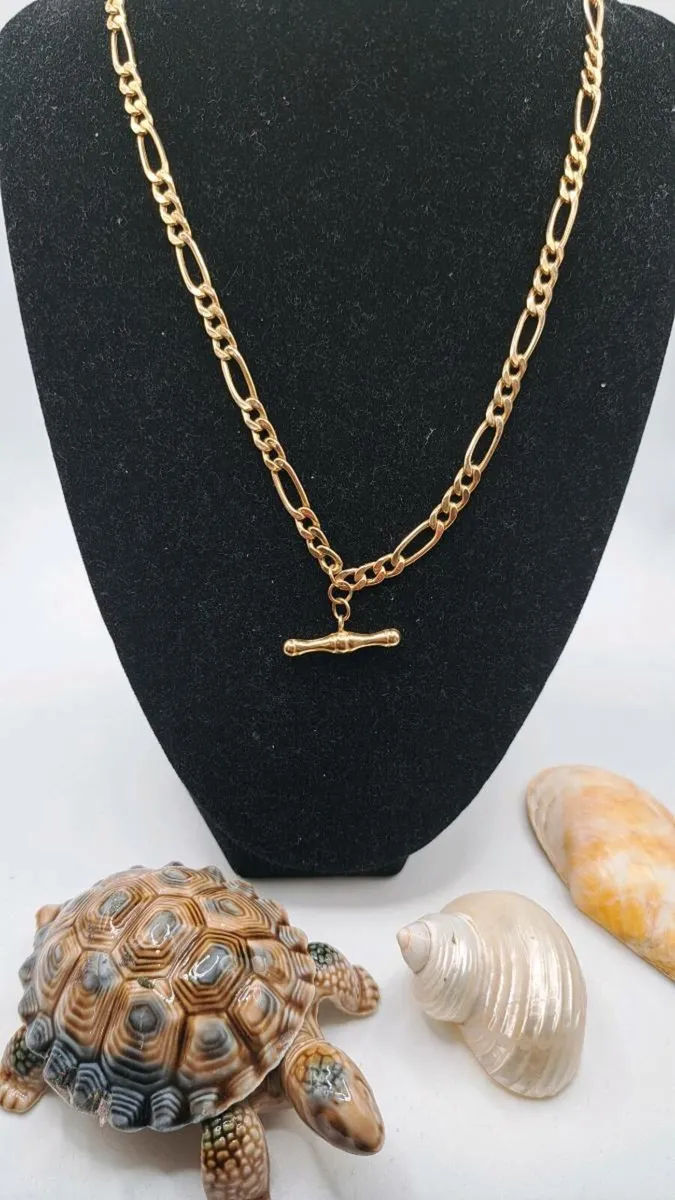 9ct gold yellow gold figaro chain T-bar - Image 2